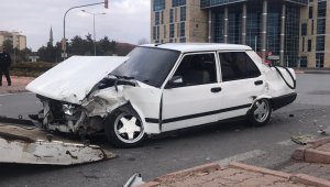 Sokağa çıkma kısıtlamasında iki araç çarpıştı: 5 yaralı