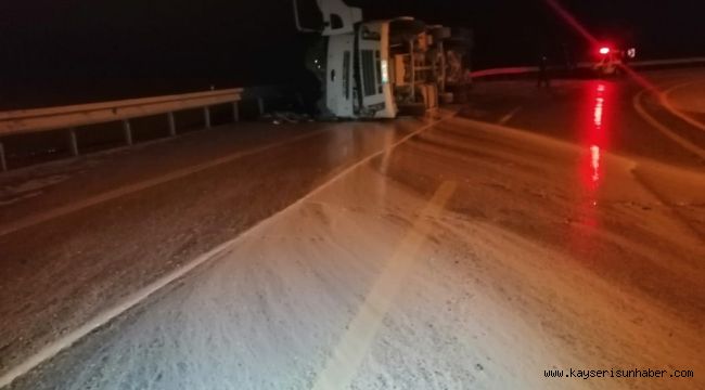 Süt tankeri devrildi, tonlarca süt yola döküldü