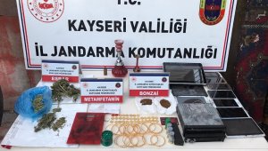Uyuşturucu zanlısının evinden servet çıktı
