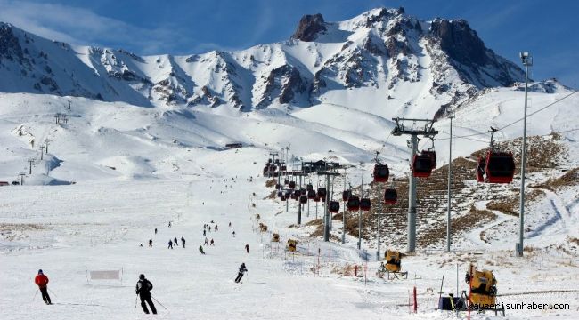 Yabancı turistler pandemi döneminde kayağın tadını Erciyes'te çıkarıyor