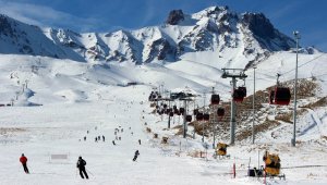 Yabancı turistler pandemi döneminde kayağın tadını Erciyes'te çıkarıyor