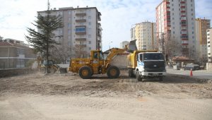 Yıkılan gecekonduların hafriyatı kaldırılıyor