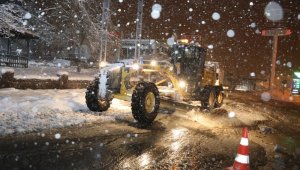 Yüksek kesimlerde etkili olan kar yağışına anında müdahale