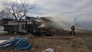 Alev alan saman balyaları ekipleri harekete geçirdi