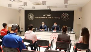 Ali İhsan Kabakcı, güreşçiler ile değerlendirme toplantısı yaptı