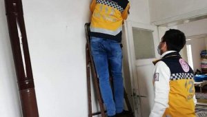 Aşı için eve giden sağlık ekipleri yatalak vatandaşın sobasını kurdu