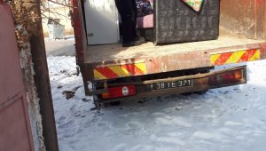 Başkan Cabbar'dan kimsesiz kadına ev taşıma desteği