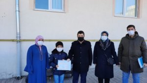 Bozdağ hem öğrencileri ziyaret etti hem de karnelerini verdi