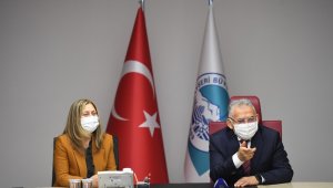 Büyükkılıç, AK Parti Kayseri Kadın Kolları'nın yeni yönetimini kabul etti