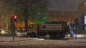 Büyükşehir, 16 ilçede gece boyu karla mücadele etti
