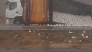 Direksiyon hakimiyeti kaybolan tır yan yattı