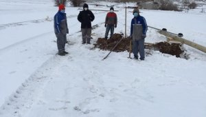 Fırtınadan dolayı elektrik direkleri devrilen köye ekipler müdahale etti