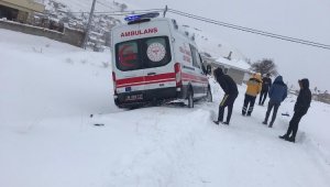 Hasta taşıyan ambulans kara saplandı