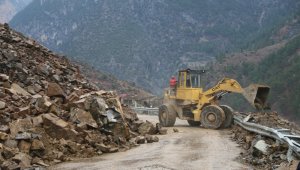 Heyelanın yaşandığı bölgede çalışmalar sürüyor