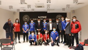 Kabakcı başarılı sporcuları ödüllendirdi