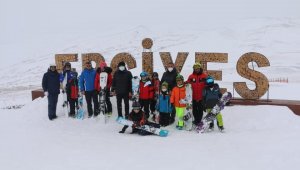 Kabakcı, kayak sporcuları ile bir araya geldi