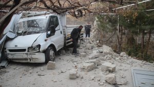 Kafa kafaya çarpışan kamyonet ve otomobil garaj kapısını ve duvarlarını yıkıp eve girdi