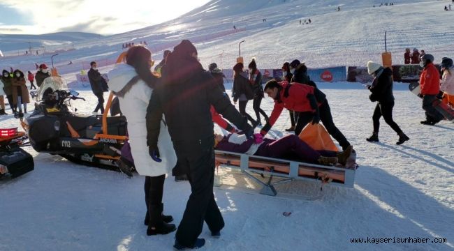 Kayak yaparken yaralanan turistin imdadına jandarma koştu