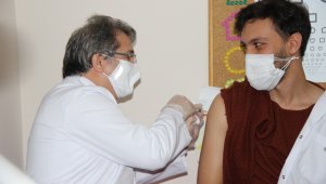 Kayseri İl Sağlık Müdürü Benli, sağlık çalışanlarına aşı yaptı