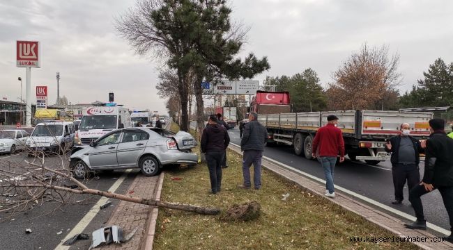Kayseri'de 4 aracın karıştığı trafik kazasında 2 kişi yaralandı