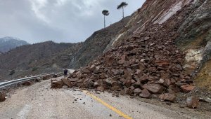 Kayseri'deki heyelan yolu ulaşıma kapattı