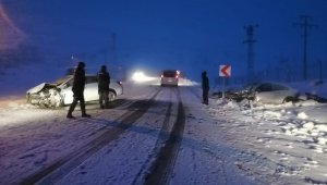 Otomobiller çarpıştı: 5 yaralı