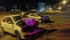 Otomobiller kafa kafaya çarpıştı: 2 yaralı