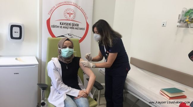 Sağlık çalışanlarına Kayseri'de de Covid-19 aşıları vurulmaya başlandı