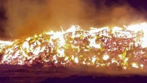 Saman balyaları alev alev yandı