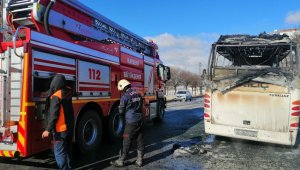Seyir halindeyken yanmaya başlayan işçi servisi küle döndü