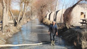Sultan Sazlığı'ndaki göl buz tuttu