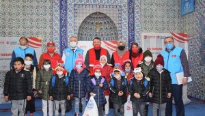 WEFA Uluslararası İnsani Yardım Organizasyonu'ndan çocuklara kışlık kıyafet yardımı