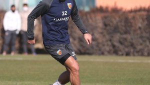 Yasir Subaşı form tutuyor