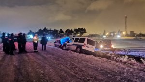 'Dur' ihtarına uymayan ehliyetsiz sürücü ve beraberindekiler kaza yapınca yakalandı