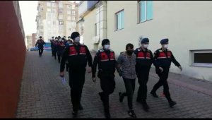 Baz istasyonu hırsızları suçüstü yakalandı