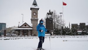 Erciyes Dağı'ndan şehir merkezine kayarak indi