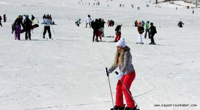 Erciyes'te kar kalınlığı 2 metreye yaklaştı, pistler tatilcilerle doldu