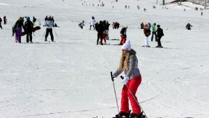 Erciyes'te kar kalınlığı 2 metreye yaklaştı, pistler tatilcilerle doldu