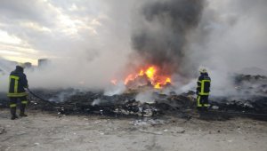 Fabrika çöplüğünde çıkan yangın ekipleri harekete geçirdi