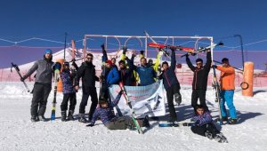 İzmir'den geldiler Erciyes'te kayak yapmanın keyfine vardılar