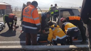 Kamyon ve otomobilin çarpıştığı kazada 3 kişi yaralandı