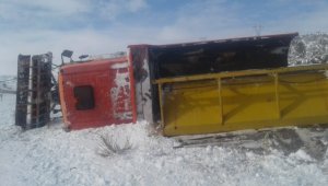 Kar küreme aracı yan yattı