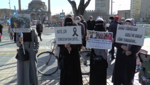 Kayseri'de Doğu Türkistanlı kadınlar 'aile nöbeti' tutuyor