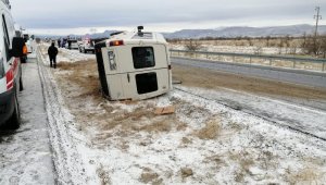 Kayseri'de işçi servisi kaygan yolda devrildi: 10 yaralı