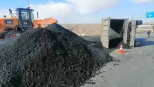 Kayseri'de kömür tozu yüklü tır devrildi, yol ulaşıma kapandı