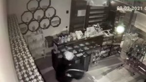 Levye ile girdiği kuruyemişçiden 18 bin TL'lik mal çaldı