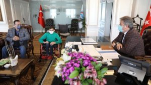 Melikgazi Belediyesi engelli gence tekerlekli sandalye hediye etti