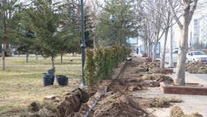 Melikgazi'nin parklarına ağaç ve süs bitkisi dikimi başladı