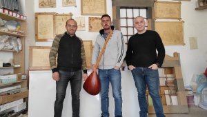 Mobilya atölyesinde Tomarza'ya türkü yazdı