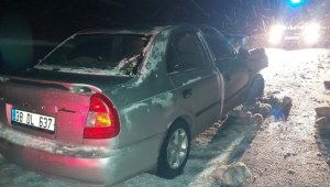 Otomobil tırın altına girdi: 3 yaralı